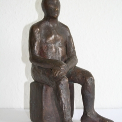 Sitzender alter Mann, Bronze